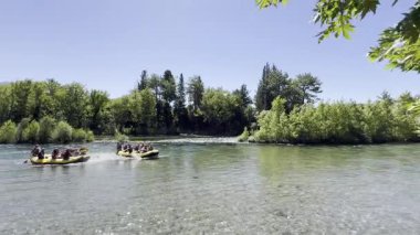 Rafting manzaralı nehir. Rafting nehir macerası. Yüksek kalite fotoğraf