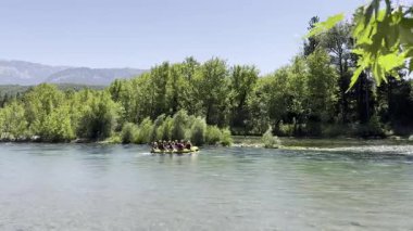 Rafting manzaralı nehir. Rafting nehir macerası. Yüksek kalite fotoğraf