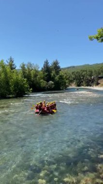 Rafting manzaralı nehir. Rafting nehir macerası. Yüksek kalite fotoğraf