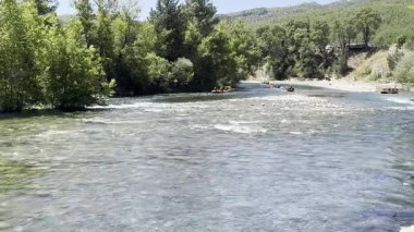 Rafting manzaralı nehir. Rafting nehir macerası. Yüksek kalite fotoğraf