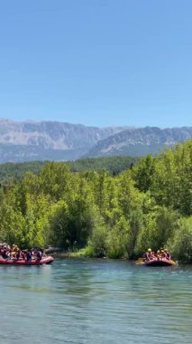 Rafting manzaralı nehir. Rafting nehir macerası. Yüksek kalite fotoğraf