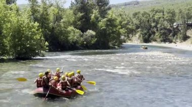 Rafting manzaralı nehir. Rafting nehir macerası. Yüksek kalite fotoğraf