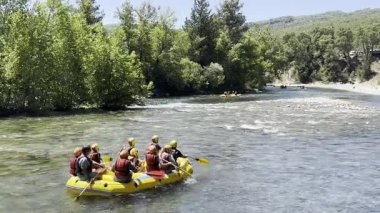 Rafting manzaralı nehir. Rafting nehir macerası. Yüksek kalite fotoğraf