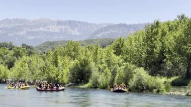 Rafting manzaralı nehir. Rafting nehir macerası. Yüksek kalite fotoğraf