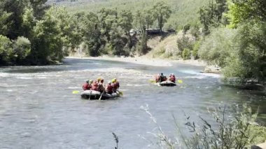 Rafting manzaralı nehir. Rafting nehir macerası. Yüksek kalite fotoğraf