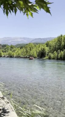 Rafting manzaralı nehir. Rafting nehir macerası. Yüksek kalite fotoğraf
