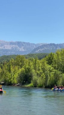 Rafting manzaralı nehir. Rafting nehir macerası. Yüksek kalite fotoğraf