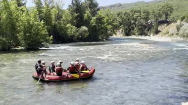 Rafting manzaralı nehir. Rafting nehir macerası. Yüksek kalite fotoğraf