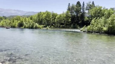 Rafting manzaralı nehir. Rafting nehir macerası. Yüksek kalite fotoğraf