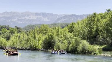 Rafting manzaralı nehir. Rafting nehir macerası. Yüksek kalite fotoğraf