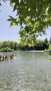 Rafting manzaralı nehir. Rafting nehir macerası. Yüksek kalite fotoğraf