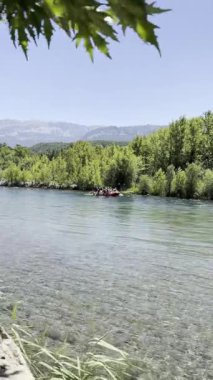 Rafting manzaralı nehir. Rafting nehir macerası. Yüksek kalite fotoğraf