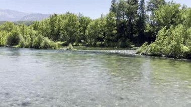 Rafting manzaralı nehir. Rafting nehir macerası. Yüksek kalite fotoğraf