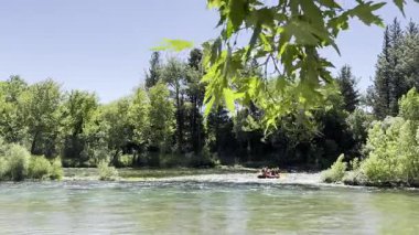 Rafting manzaralı nehir. Rafting nehir macerası. Yüksek kalite fotoğraf