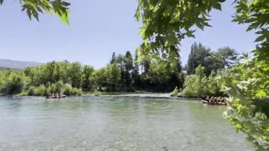 Rafting manzaralı nehir. Rafting nehir macerası. Yüksek kalite fotoğraf
