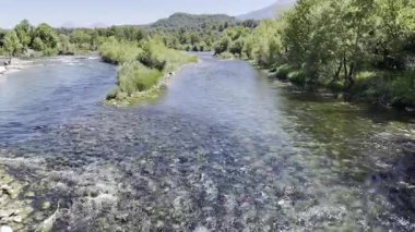 Nehir ağaçları gökyüzü. Kanyonun yemyeşil yeşilliği, görüldüğü gibi. Yüksek kalite fotoğraf