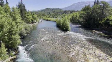 Nehir ağaçları gökyüzü. Kanyonun yemyeşil yeşilliği, görüldüğü gibi. Yüksek kalite fotoğraf
