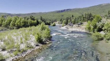 Nehir ağaçları gökyüzü. Kanyonun yemyeşil yeşilliği, görüldüğü gibi. Yüksek kalite fotoğraf