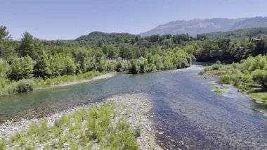 Nehir ağaçları gökyüzü. Kanyonun yemyeşil yeşilliği, görüldüğü gibi. Yüksek kalite fotoğraf