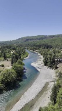 Nehir ağaçları gökyüzü. Kanyonun yemyeşil yeşilliği, görüldüğü gibi. Yüksek kalite fotoğraf