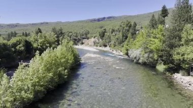 Nehir ağaçları gökyüzü. Kanyonun yemyeşil yeşilliği, görüldüğü gibi. Yüksek kalite fotoğraf