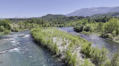 Nehir ağaçları gökyüzü. Kanyonun yemyeşil yeşilliği, görüldüğü gibi. Yüksek kalite fotoğraf