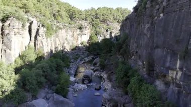 Kanyonun yemyeşil yeşilliği İHA 'dan görüldüğü gibi. Yüksek kalite fotoğraf