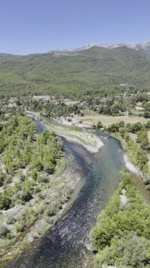 Nehir manzarası eğlencesi. Kanyonun yemyeşil yeşilliği. İHA 'dan görüldüğü gibi. Yüksek kalite fotoğraf
