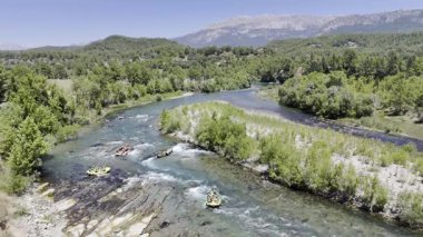 Nehir manzarası eğlencesi. Kanyonun yemyeşil yeşilliği. İHA 'dan görüldüğü gibi. Yüksek kalite fotoğraf