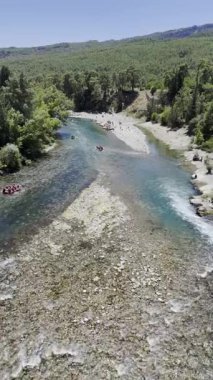 Nehir manzarası eğlencesi. Kanyonun yemyeşil yeşilliği. İHA 'dan görüldüğü gibi. Yüksek kalite fotoğraf