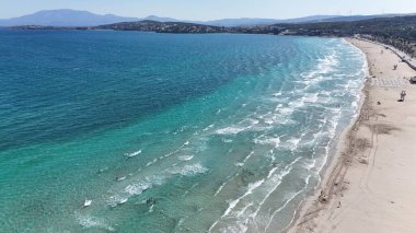 Mavi deniz ufku. Dalgalar kumlu plajlara tırmanıyor. 
