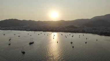 Kıyı dağları yelkenlileri. Tekneler kıyı kasabası. Yüksek kalite fotoğraf