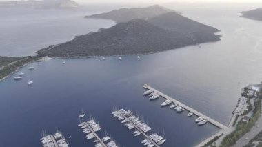 Kıyı dağları yelkenlileri. Tekneler kıyı kasabası. Yüksek kalite fotoğraf