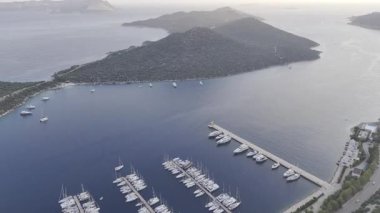 Kıyı dağları yelkenlileri. Tekneler kıyı kasabası. Yüksek kalite fotoğraf