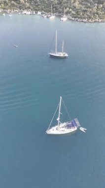 Kıyı dağları yelkenlileri. Tekneler kıyı kasabası. Yüksek kalite fotoğraf