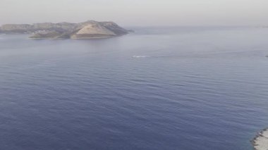 Güneş doğarken okyanus sakin adalar. Akdeniz