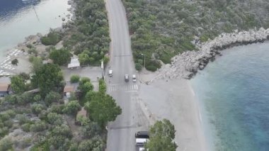 Dağlık kıyı manzarası. Dağlık gökyüzü. Gündoğumu insansız hava aracı manzaralı sahil beldesi. Yüksek kalite fotoğraf