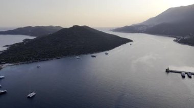 Kıyı dağları yelkenlileri. Tekneler kıyı kasabası. Yüksek kalite fotoğraf