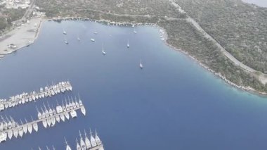 Kıyı dağları yelkenlileri. Tekneler kıyı kasabası. Yüksek kalite fotoğraf