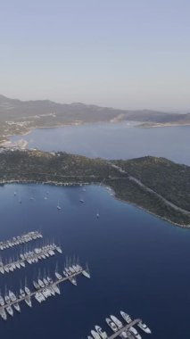 Kıyı dağları yelkenlileri. Tekneler kıyı kasabası. Yüksek kalite fotoğraf