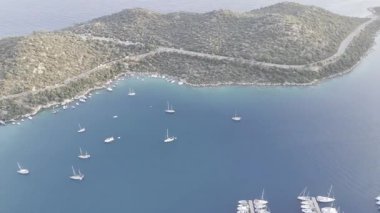 Kıyı dağları yelkenlileri. Tekneler kıyı kasabası. Yüksek kalite fotoğraf