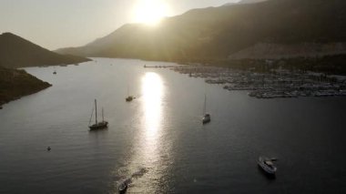 Günbatımı, yelken limanı, İHA üstgeçidi. Yüksek kalite 4k görüntü