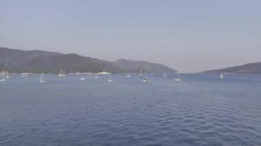 Kıyı dağları yelkenlileri. Tekneler kıyı kasabası. Yüksek kalite fotoğraf