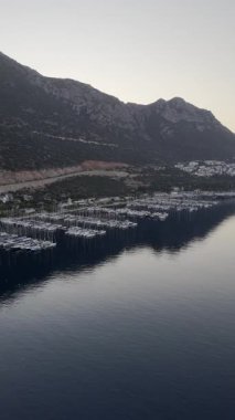 Kıyı dağları yelkenlileri. Tekneler kıyı kasabası. Yüksek kalite fotoğraf