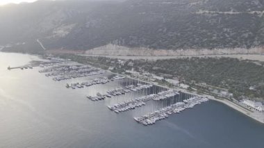 Kıyı dağları yelkenlileri. Tekneler kıyı kasabası. Yüksek kalite fotoğraf