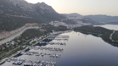 Kıyı dağları yelkenlileri. Tekneler kıyı kasabası. Yüksek kalite fotoğraf
