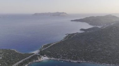 Güneş doğarken okyanus sakin adalar. Akdeniz