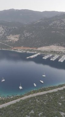 Kıyı dağları yelkenlileri. Tekneler kıyı kasabası. Yüksek kalite fotoğraf