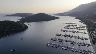 Kıyı dağları yelkenlileri. Tekneler kıyı kasabası. Yüksek kalite fotoğraf