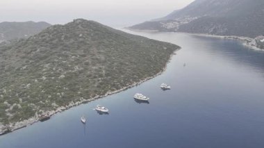 Kıyı dağları yelkenlileri. Tekneler kıyı kasabası. Yüksek kalite fotoğraf